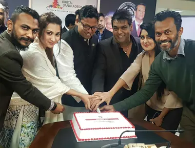 Awkward cake cutting photo meme template