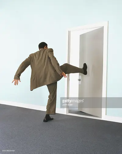 Hit door hommen kick man door porte pied meme template